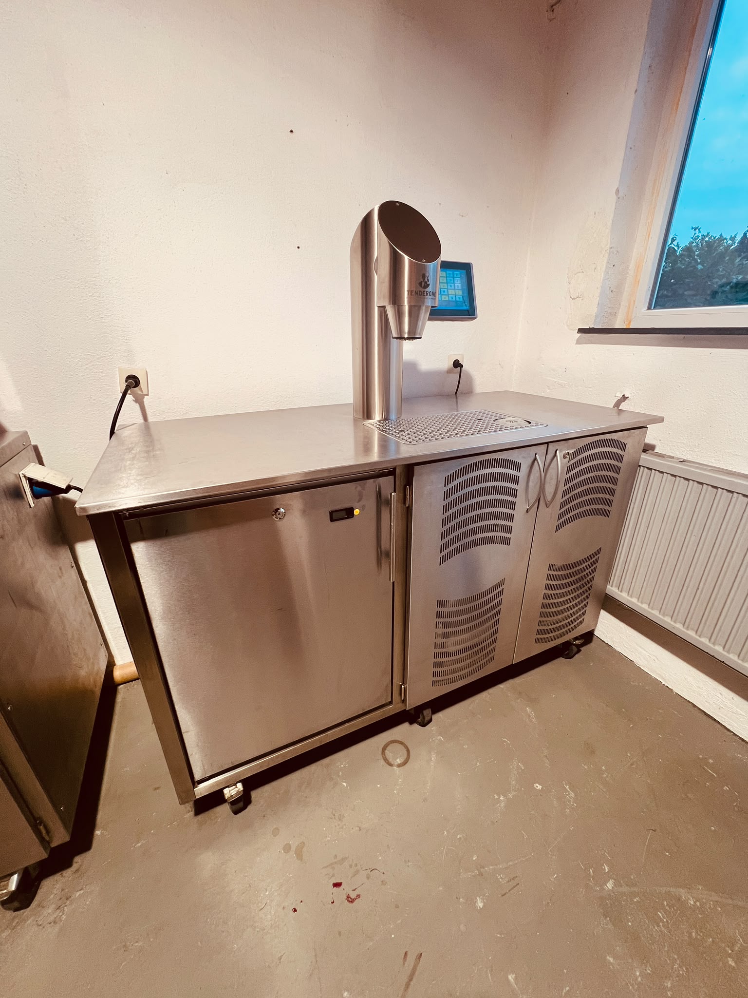 Gekühlte Bartheke mit Zapfanlage